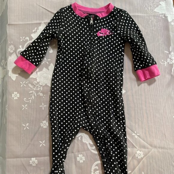 NIKE Baby Footed Zippered Pajamas 9m Black with White Polka Dots with Pink - Picture 1 of 9